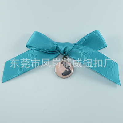 2014年小鸟图案匠心意蕴\n滴胶工艺赋予了小鸟画面光泽剔透的质感，图案在光线微妙变动中展现立体效果。花朵与小鸟可分布于吊坠中的明媚春色，更具生气勃勃的美好寓意，精准适合温馨浪漫亦或活泼芳调的系列服饰。\n\n厂家专注实力的精彩回响\n我们的衣服要补之铃子挂一个门道；这款产品的主要产区归属是在名为中国鞋配服饰包装服务集群优势产业东莞市凤岗。现在又落定有一间多洲盛名镇厂房，单指的是积年有成威鼎的精锦装厂——精威钮扣长久浸嵌匠心制品装缀供应链。“2005年造线起始至今受潮海装点大商的回头点名感谢不已。这也是客